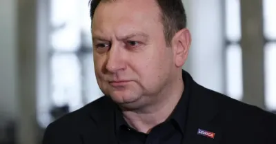Trela: przyparty do muru prezydent Nawrocki podpisał ustawę o nadmiarowych zyskach koncernów paliwowych